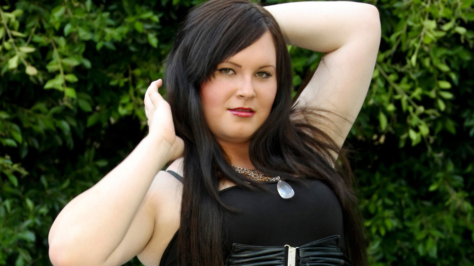 Enticing Ivy Mystifies In Black