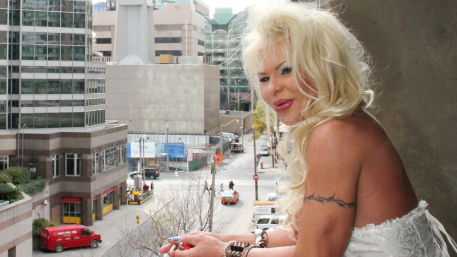 Lisa Paradise Shows Off!