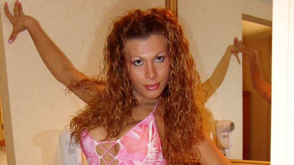 Pretty Joanna Oozes Sex Appeal