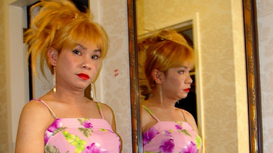 Cute Linda Bares All