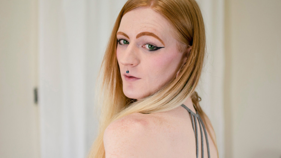 SunFlowr Girl Rides Her Dildo!