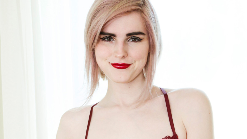 Ella Hollywood Strokes And Cums!