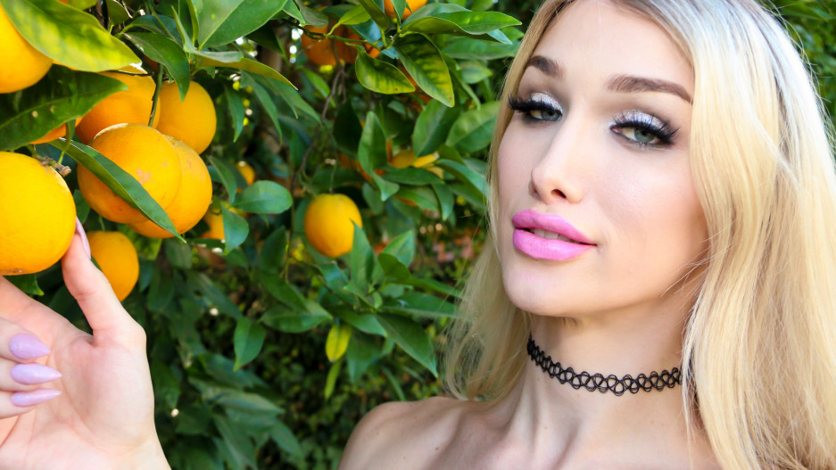 Model #2000: The Stunning Luna Love!