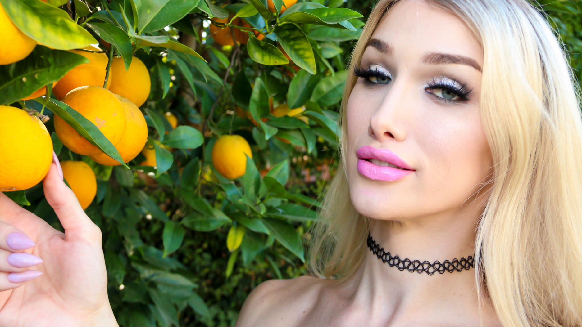 Model #2000: The Stunning Luna Love!