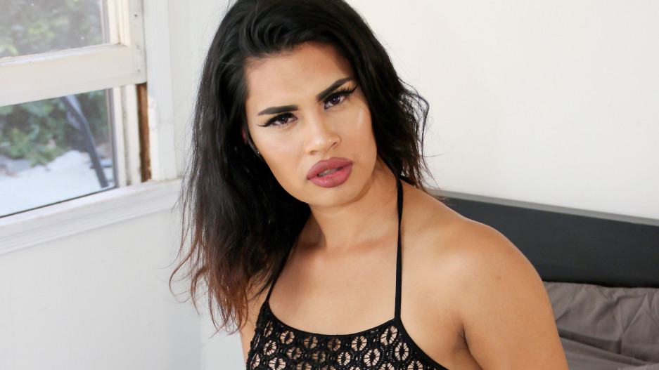 Zoe Cavalli Toys Her Sexy Ass!