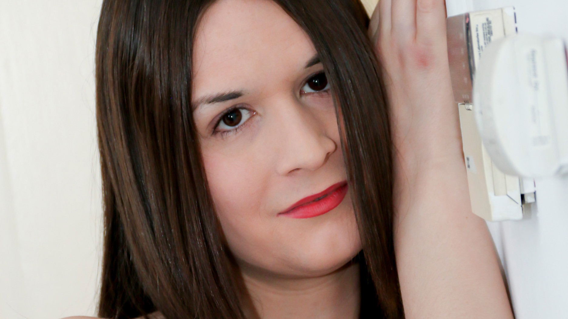 Ashley Washington Toys Her Tight Ass!