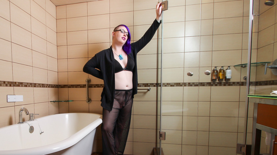 Domina Vi Takes A Bath