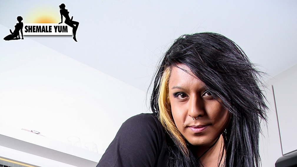 Alex Rae Heats Up Kitchen