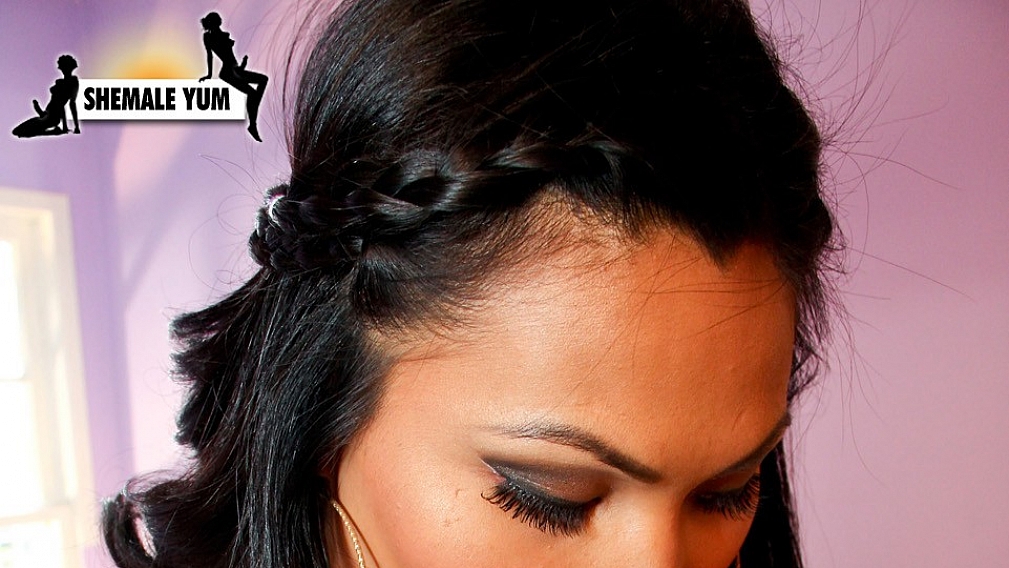 Annalise Rose Shows Off