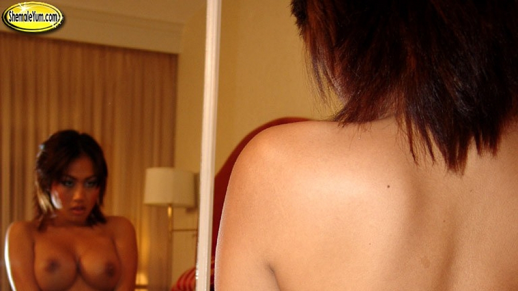 Tyra Cums Over Her Fist