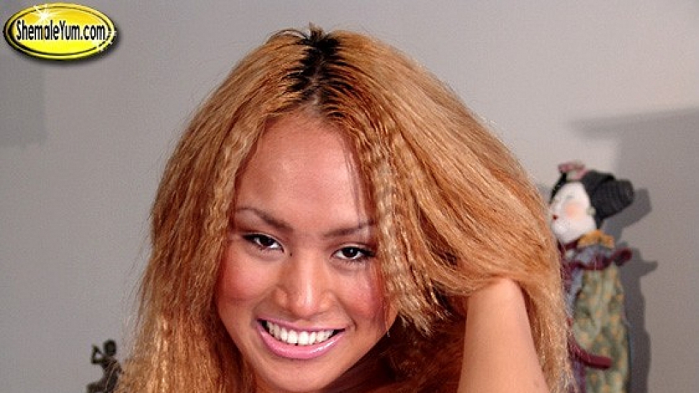 Tyra Spreads Her Butt Cheeks