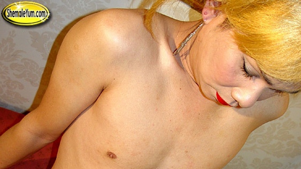 Cute Linda Bares All