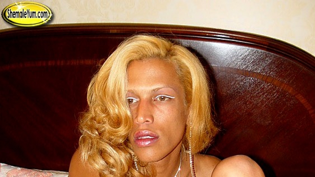 Horny Alexia Cums Hard