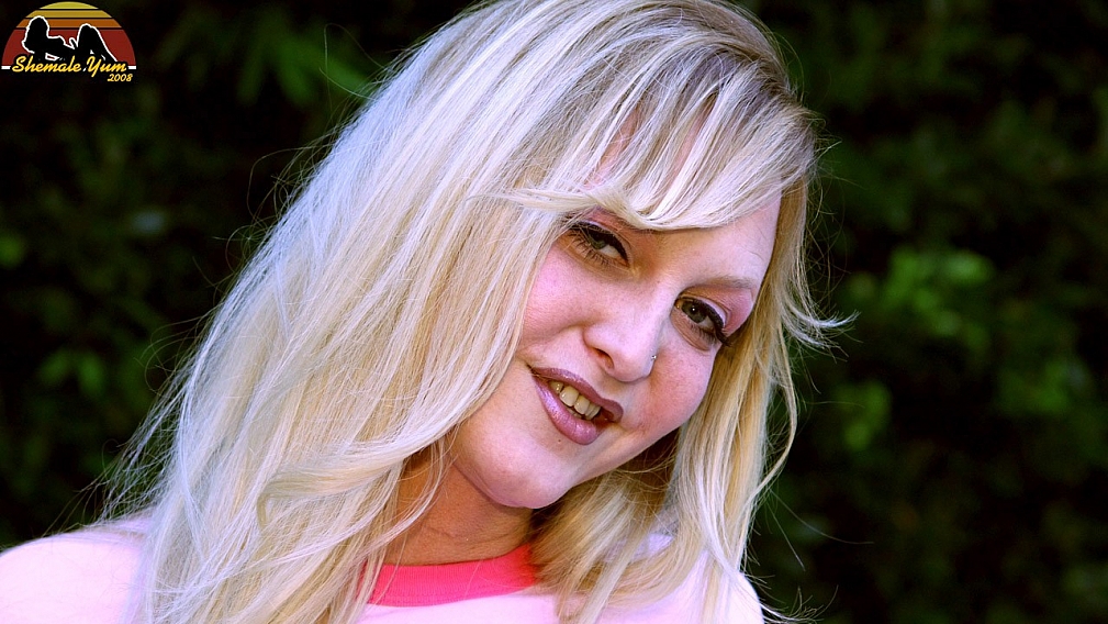 Fun in the Jacuzzi with Olivia Love!