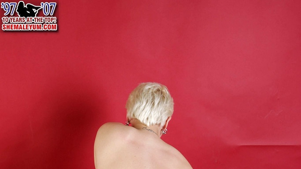 Kinky Morgan Fucks a Carrot!