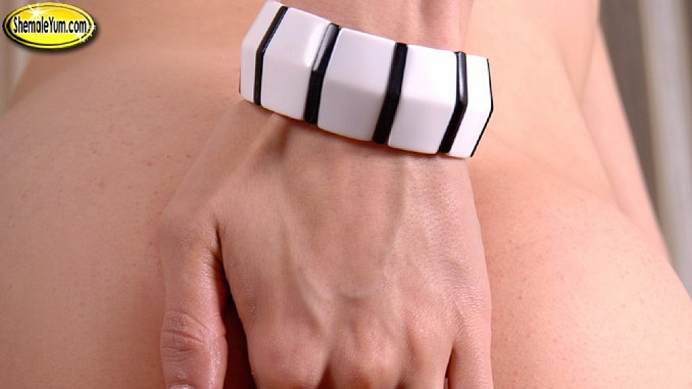 Sexy Gianna Plays in Stockings