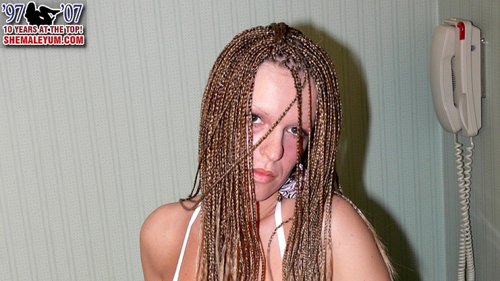 Candi Has Fun in the Tub!