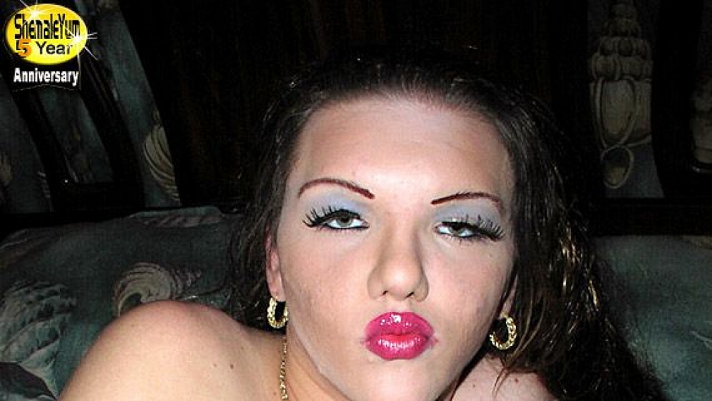 Mariah Sexes the Bed